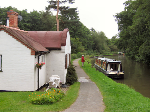 Cottage on Stratford Canal