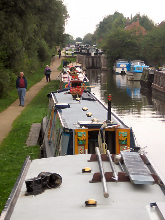 Queue at Glascote Locks