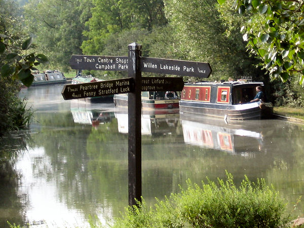 Beautiful mooring spot between Campbell Park and Willen Lake